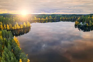 Aurinkoinen järvimaisema